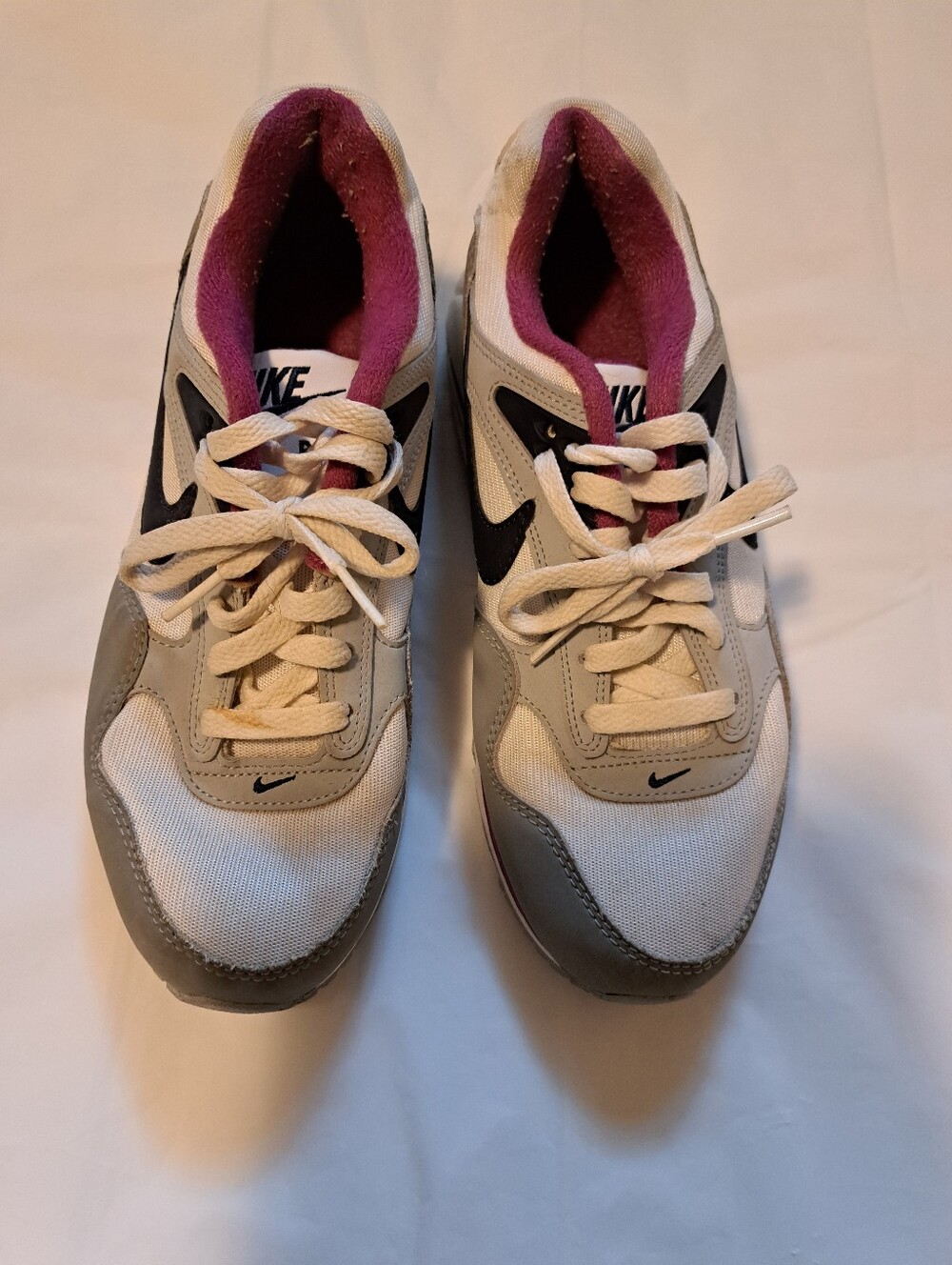 Nike Air Women’s Gray & White Runner with Pink Lining